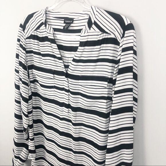 TORRID | Black & White Striped Blouse Women’s Plus Size 1X - Picture 2 of 8